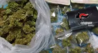 Torre Annunziata - Da una botola in bagno si accedeva ad una serra per la coltivazione di cannabis, arrestato
