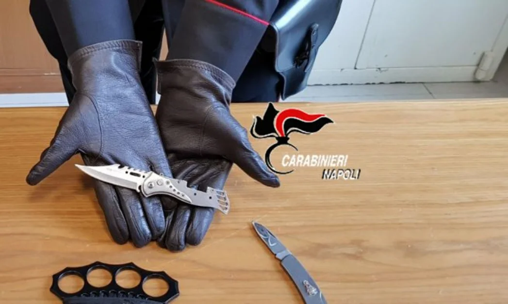 Napoli - Controlli dei carabinieri sui giovani, sequestrati coltelli e tirapugni