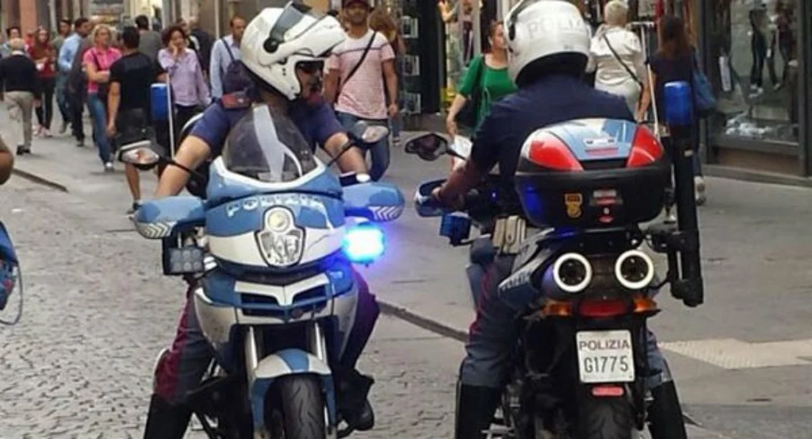 Napoli - Rubano derrate alimentari da furgone in strada, arrestati