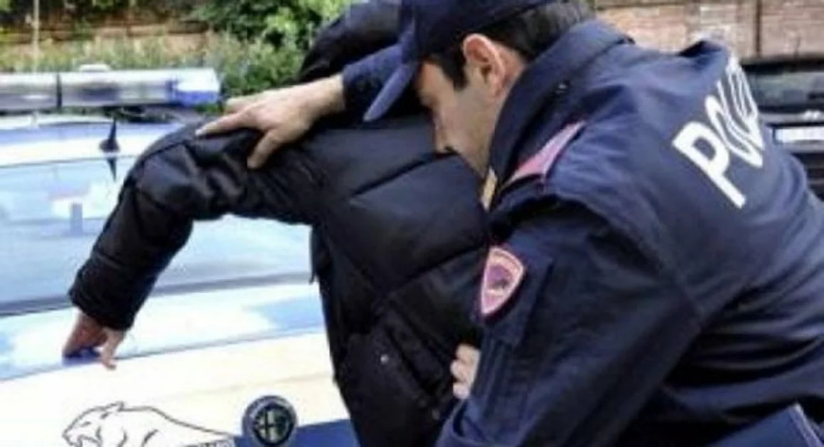 Salerno - Evade dai domiciliari e aggredisce la ex in strada, arrestato