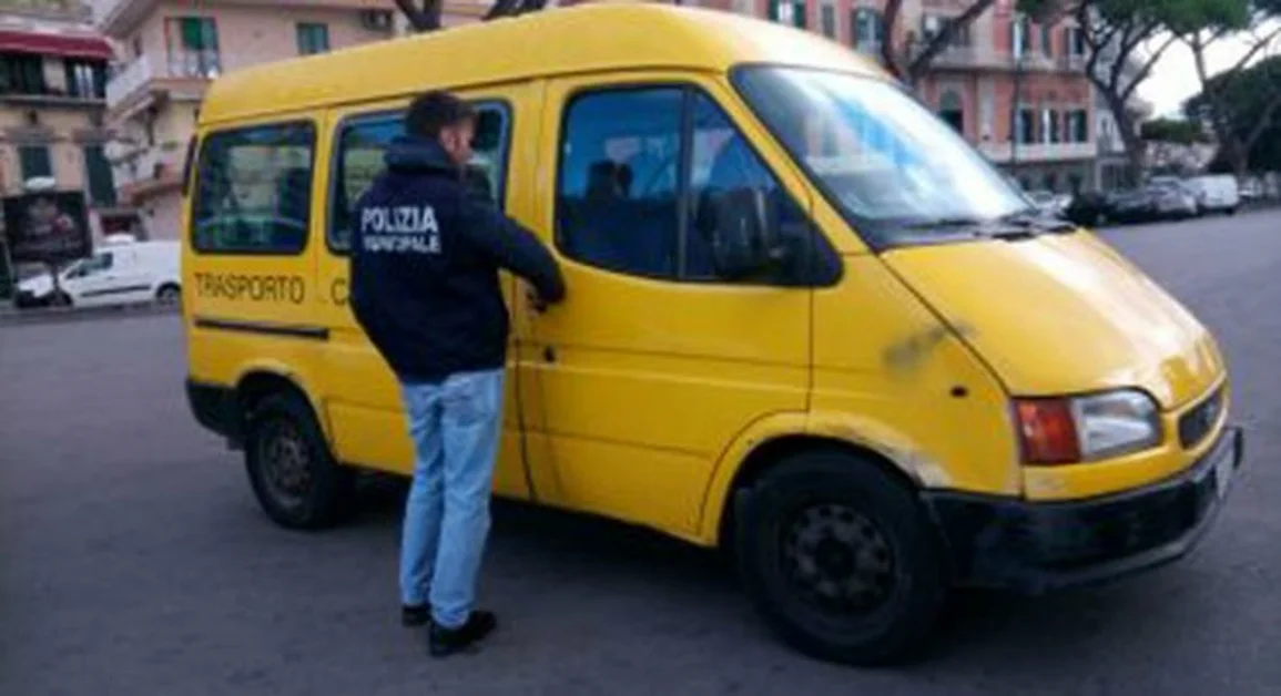 Napoli - Bus scolastico abusivo, trasportava 19 studenti a fronte dei 9 consentiti