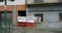 Torre Annunziata - Crollo Rampa Nunziante, sotto al palazzo lo striscione con la foto delle manette