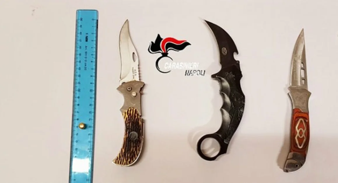 Pozzuoli (NA) - Si sfidano coltelli alla mano fuori ad una scuola, bloccati tre minorenni
