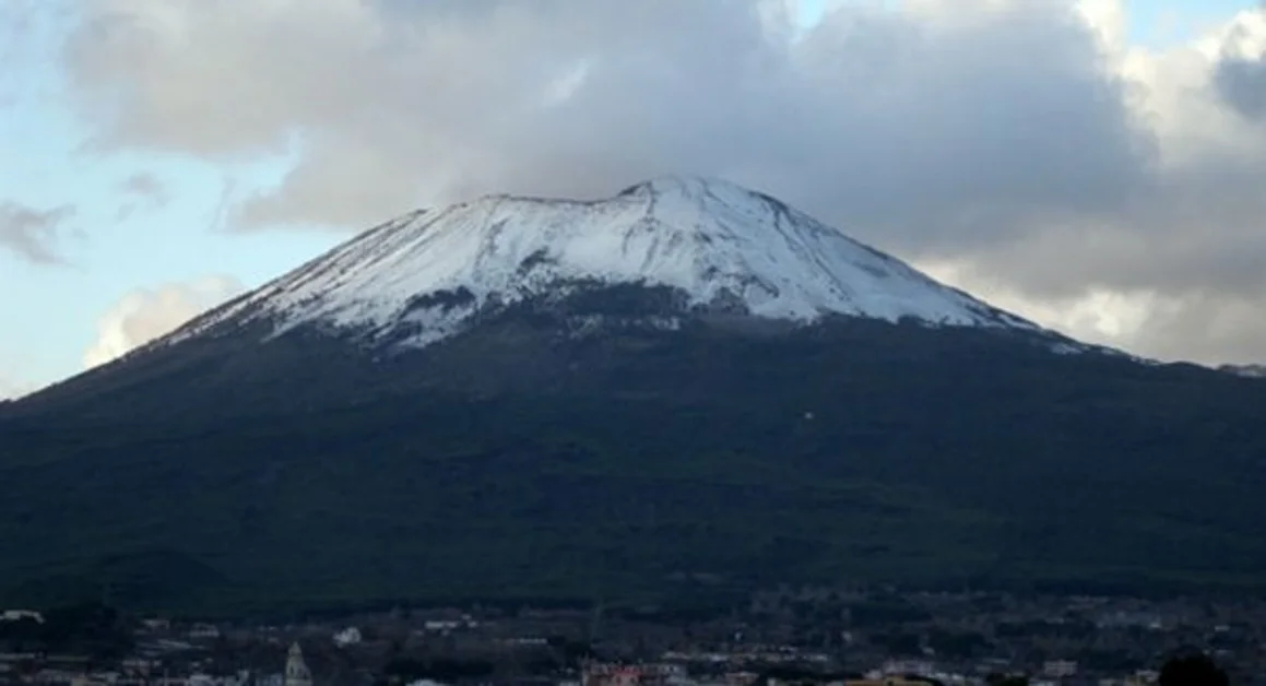 Freddo e gelo, chiusi la strada per il Vesuvio da Ercolano e l'accesso al cratere