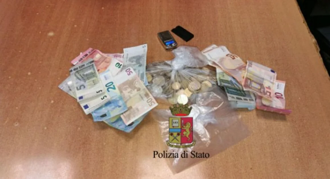 Napoli - Donne pusher arrestate dalla Polizia: bloccate madre e due figlie