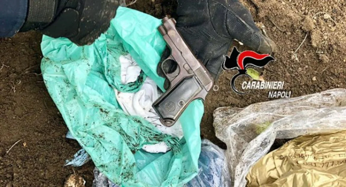 Ercolano - Armi e droga sotterrate in un terreno vicino agli Scavi