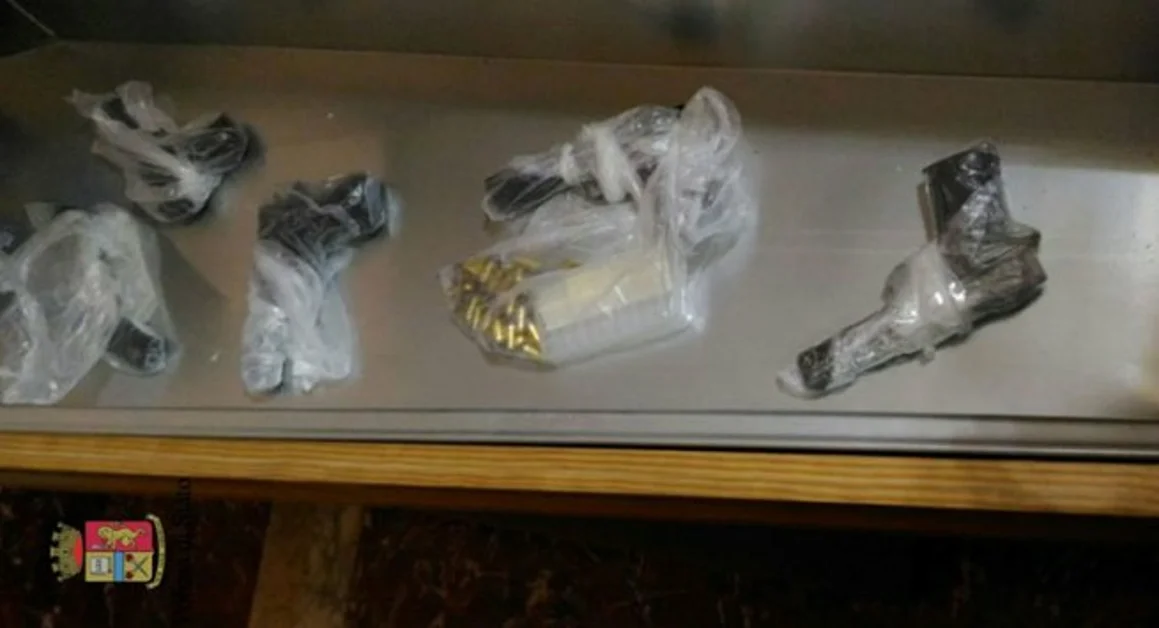 Acerra (NA) - Armi trovate  nascoste in una bara, arrestato impresario funebre
