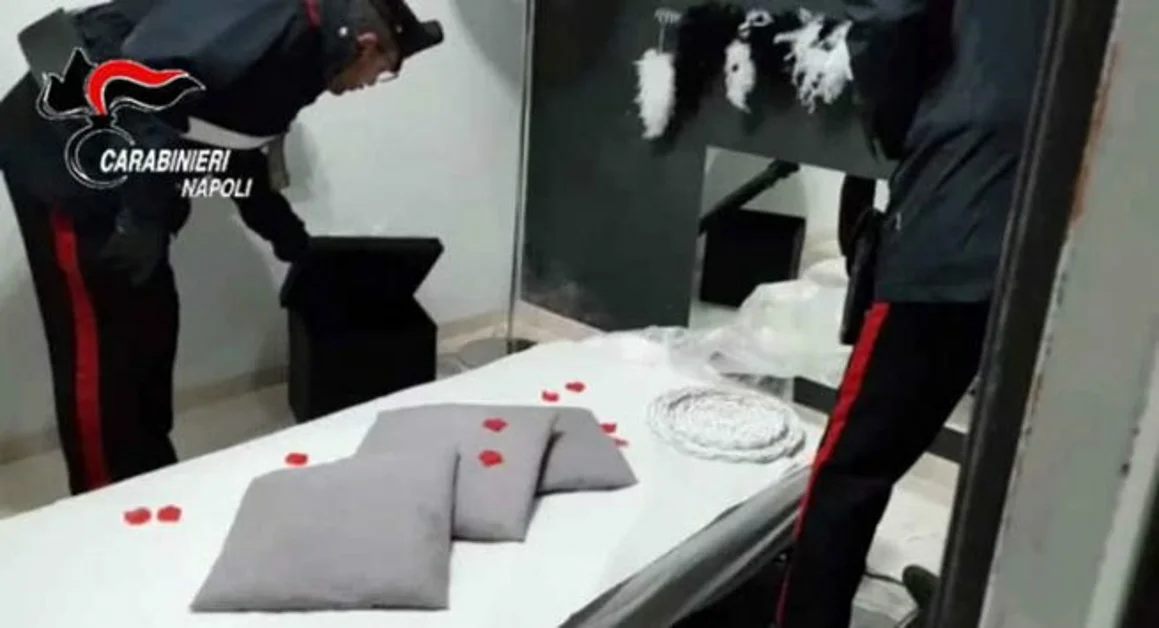 Pozzuoli (NA) - Prestazioni sessuali in un centro massaggi: arrestati gestori