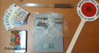 Ischia (NA) - Polizia arresta spacciatore: in casa hashish, soldi e materiale per il cofezionamento