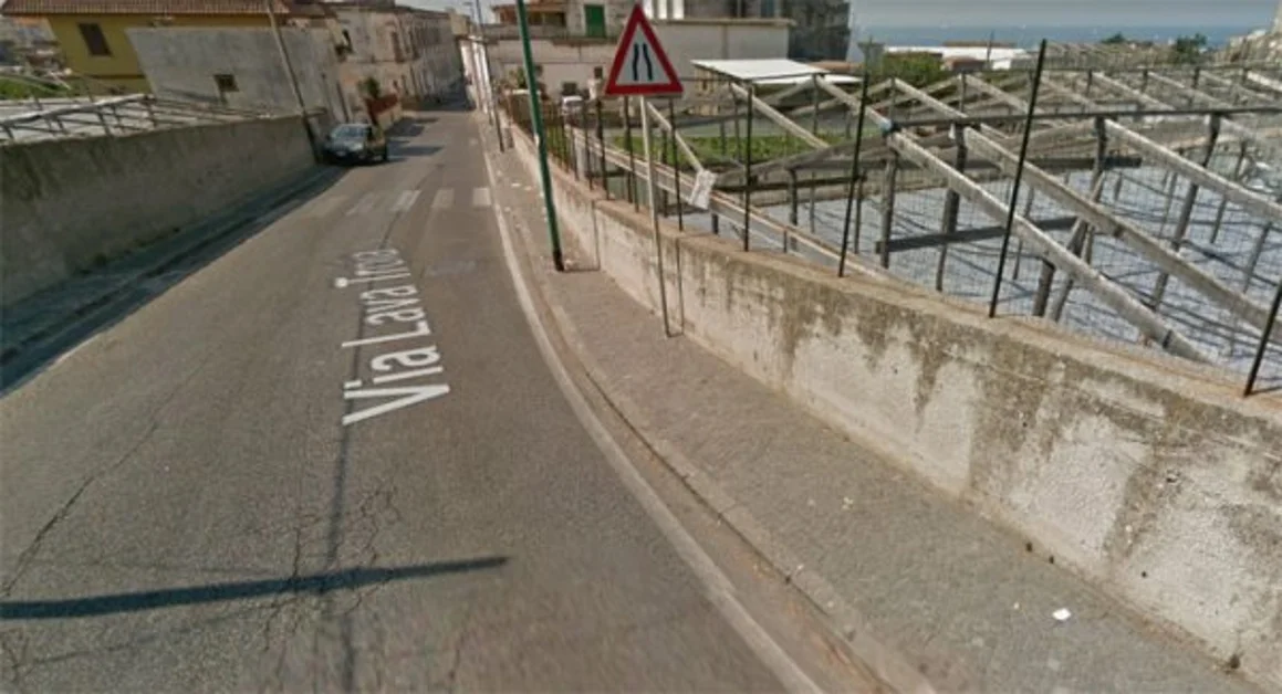 Torre del Greco - Cavalcavia pedonale in via Lava Troia off limits per i disabili, la denuncia dei 5 Stelle