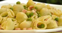 Conchiglie mortadella e piselli
