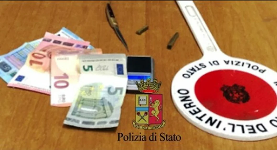 San Giorgio a Cremano - Spaccio di droga dalla finestra di casa, arrestato pusher