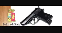 Napoli - Punta pistola a poliziotto durante inseguimento, arrestato 19enne