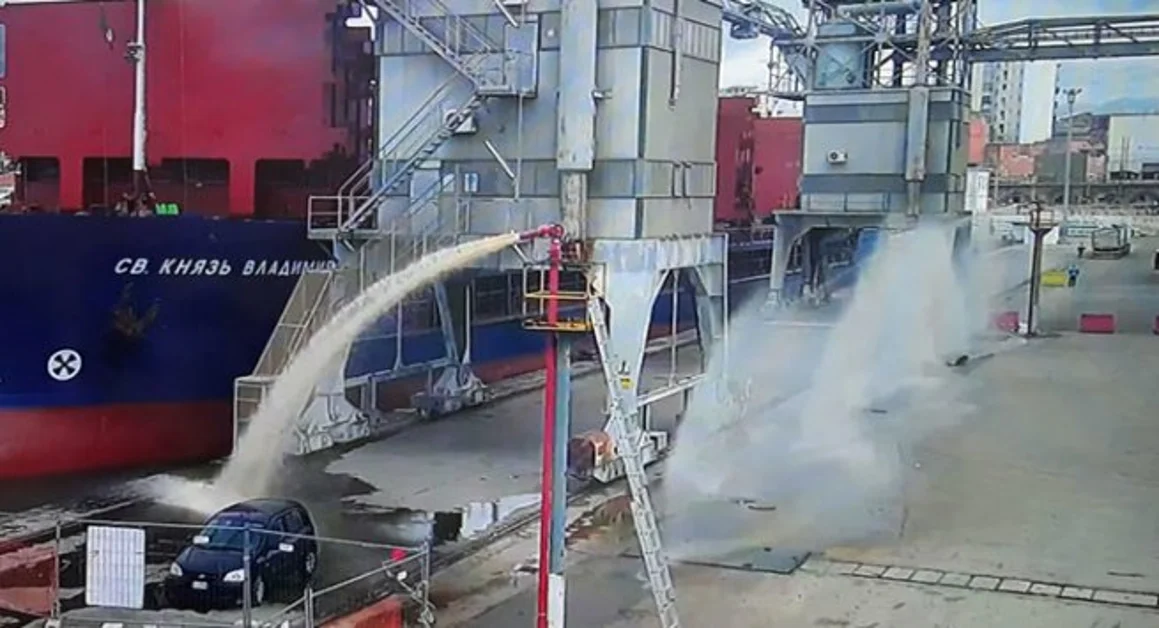 Torre Annunziata - Ordigno a bordo di una nave e incendio, esercitazione al porto