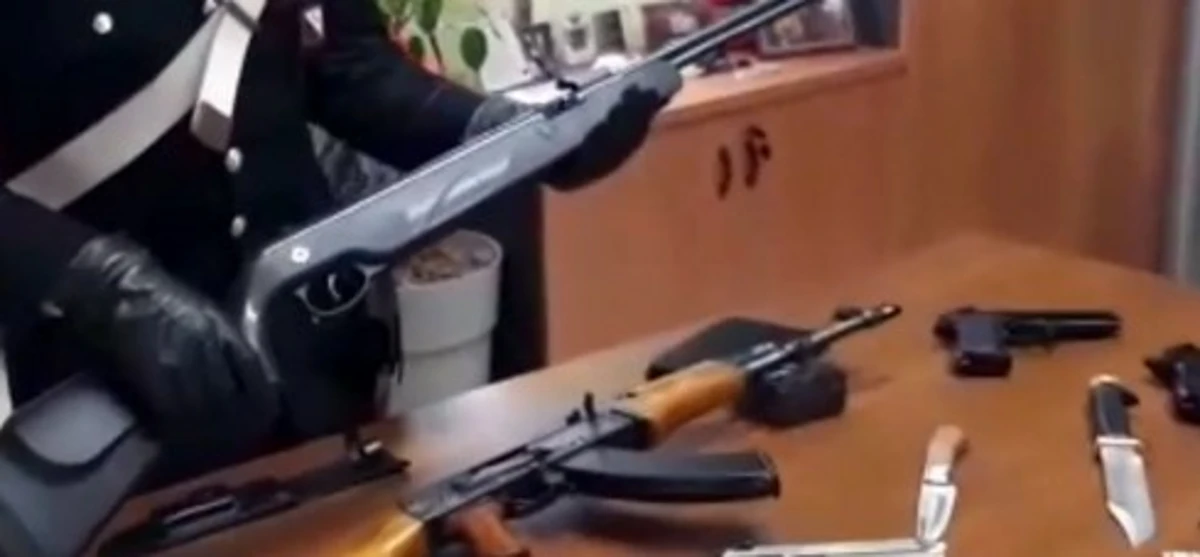 Napoli - Droga e arsenale in un appartamento, arrestati marito e moglie