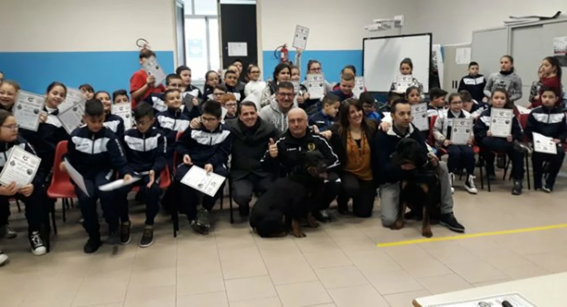 Torre Annunziata - Gli alunni della scuola "Leopardi" a lezione di addestramento dei cani