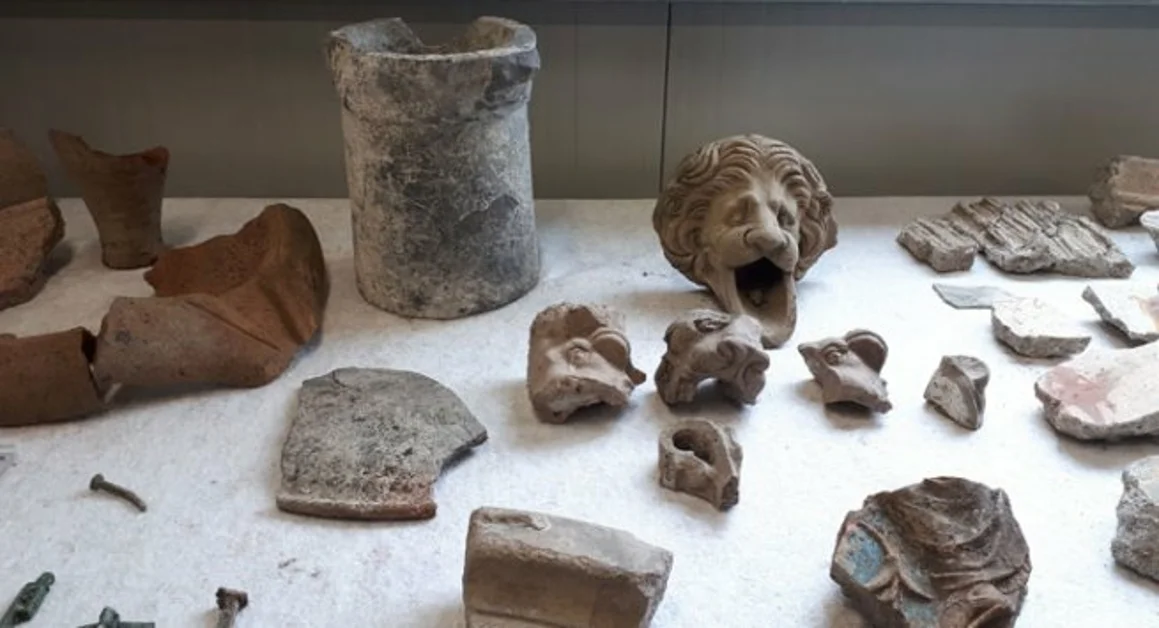 Pompei - Le meraviglie senza fine degli Scavi, affiorano nuovi reperti: anfore e strutture di una domus