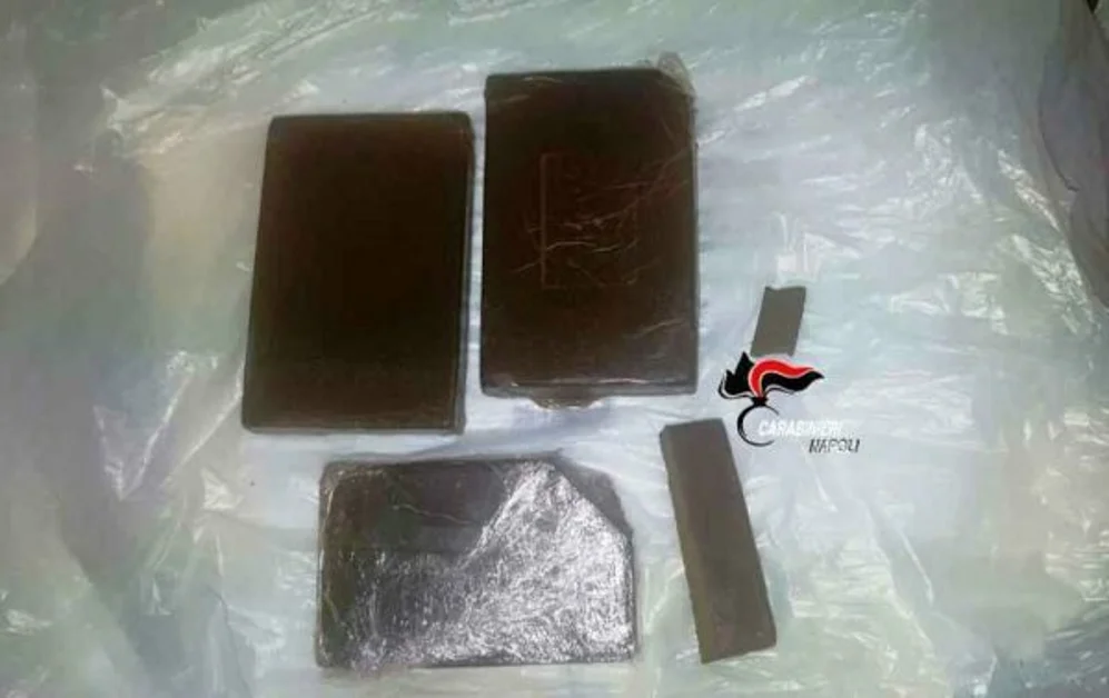 Sant'Anastasia - Hashish in un deposito di salumi e formaggi, arrestato commerciante