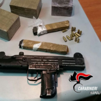 Napoli - Potente mitragliatrice e oltre due chili di droga sequestrati a San Giovanni a Teduccio