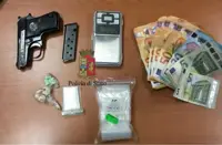 Afragola (NA) - Gira armato in auto, 27enne arrestato dopo inseguimento