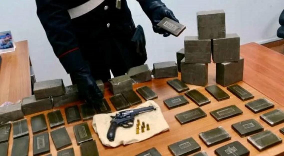 Dieci kg di droga e pistola sequestrati in un complesso di edilizia popolare del Napoletano
