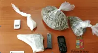 Napoli - Polizia arresta spacciatore, sequestrata cocaina e hashish