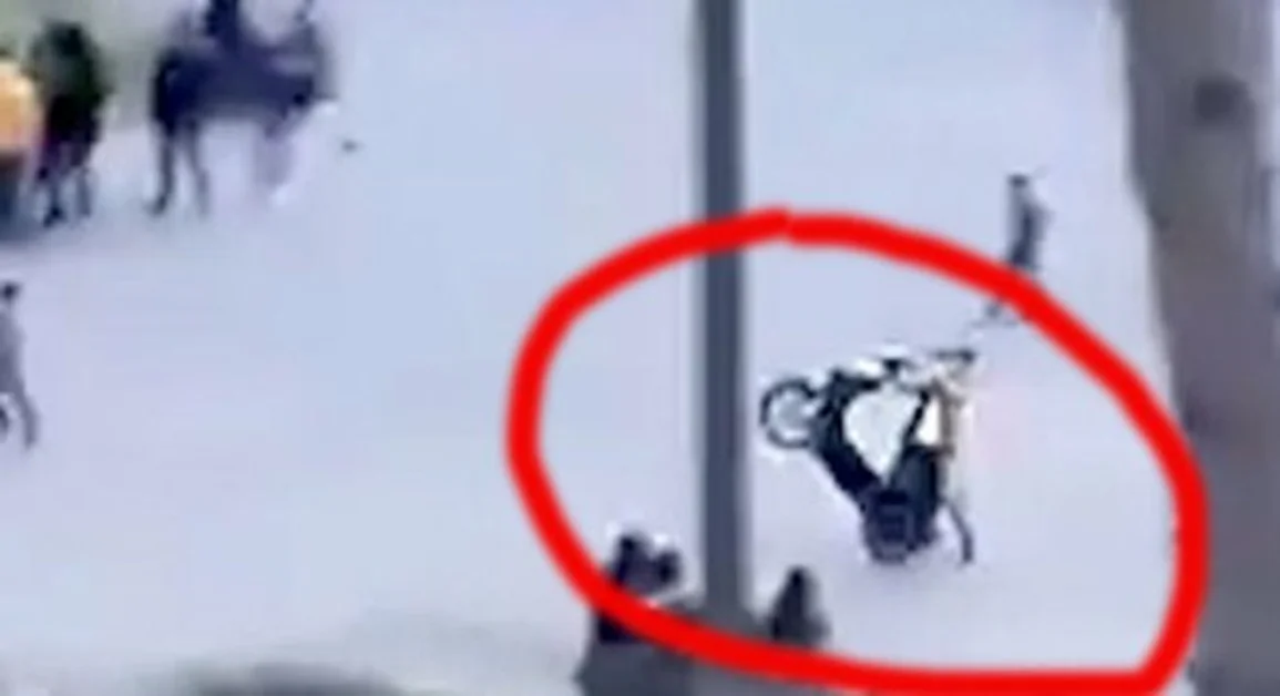 Torre Annunziata - Acrobazie in motorino elettrico in Villa Comunale tra i bambini che giocano