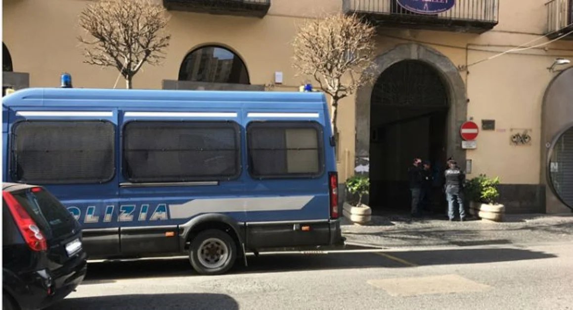 Torre Annunziata - Spaccio di droga, cinque arresti: c'è anche un calciatore. Droga prelevata con una canna da pesca