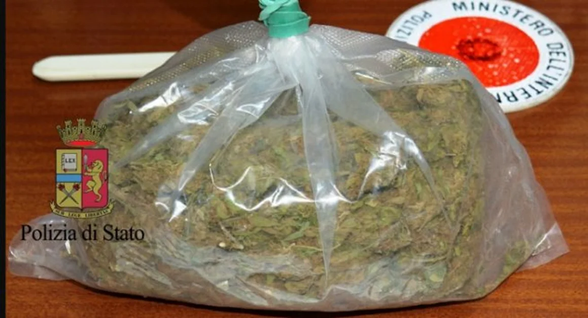 Vico Equense - Su uno scooter speronano moto Polizia, trasportavano marijuana