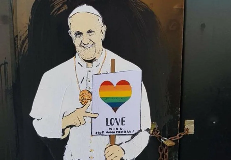 Pompei - Papa Francesco nell'opera di Tv Boy all'ingresso del Museo comunale:  polemiche per la "censura"