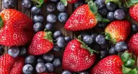 Belle alla frutta. Fragoline per la pelle e mirtilli per “tirarsi su ”...