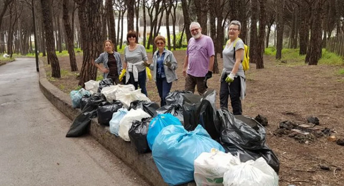 Torre del Greco - Pulizia delle pinete sul Vesuvio dopo lo scempio della Pasquetta