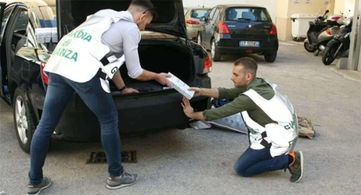 San Tammaro (CE) - Migliaia di pacchetti di sigarette nascosti nell'auto, fermati marito e moglie
