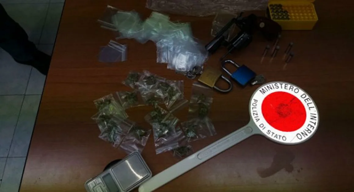 Torre Annunziata - Droga e pistola, controlli alle palazzine popolari: due persone denunciate. LE FOTO