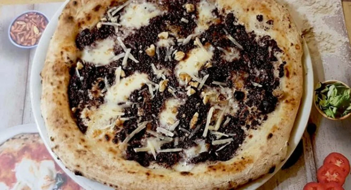 A Torre Annunziata nasce la "pizza Koulibaly": la "trovata" di Simone Ferrante, titolare de 'A Purtecella