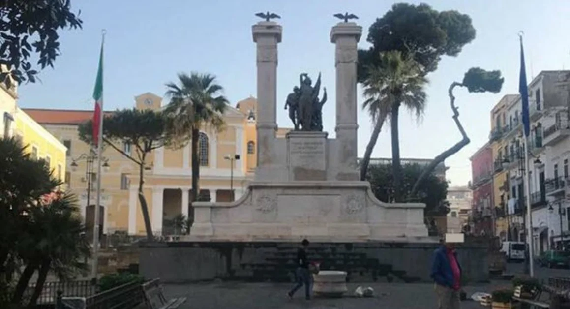 Torre Annunziata - Monumento ai Caduti ed editto borbonico sfregiati, assessore Ammendola e volontari li ripuliscono 