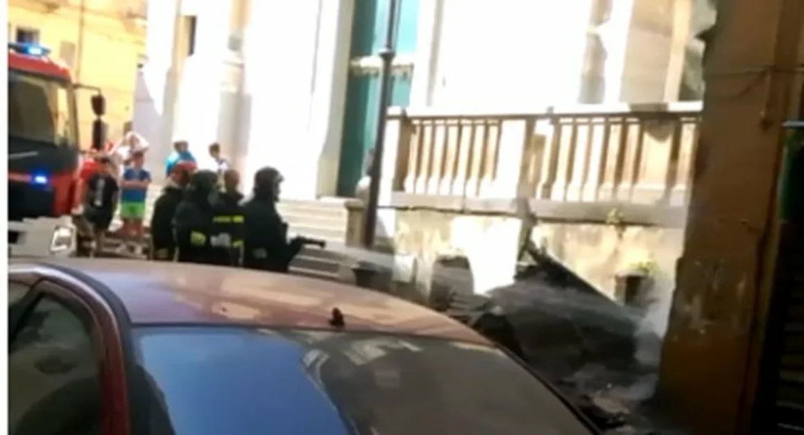 Torre Annunziata - Rifiuti incendiati, prende fuoco vetrina di un negozio