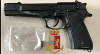 Napoli - Pistola nascosta in albero di Natale, arrestato 28enne