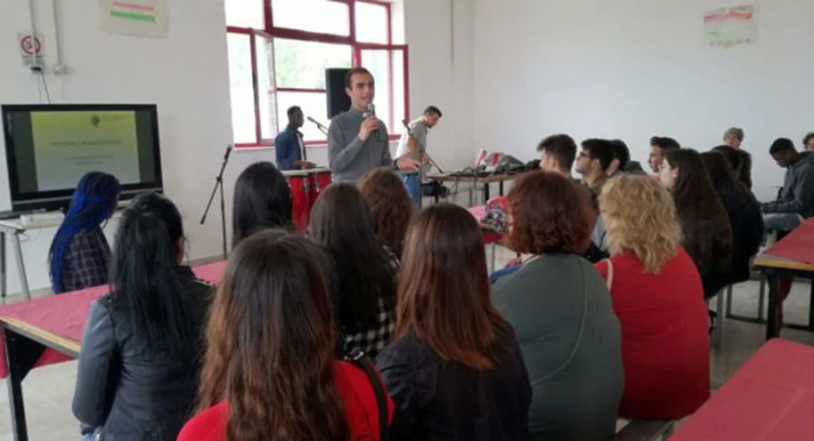 Terzigno - Studenti in visita al Centro di Accoglienza per migranti "Villa Angela"