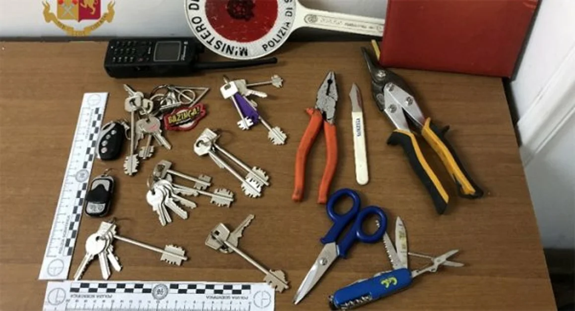 San Giorgio a Cremano - Chiavi alterate e ricettazione, denunciate due persone