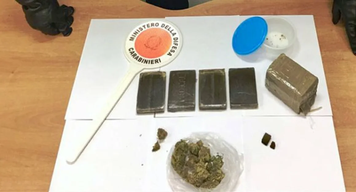 Torre del Greco - Droga, arrestati padre e figlio. Il giovane la nascondeva negli slip