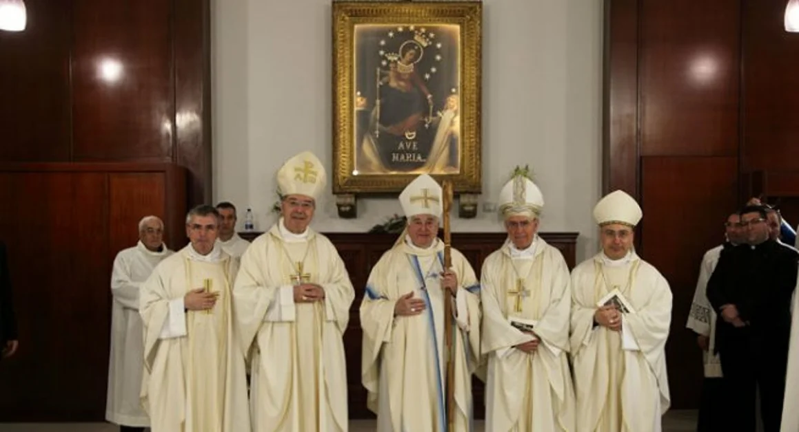 Pompei - Decine di migliaia di fedeli per la Supplica. L'appello del Nunzio apostolico: «Pregate per la Pace»