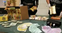Pozzuoli (NA) - Sequestrati ingente carico di cocaina e oltre 200mila euro in contanti. Arrestato corriere