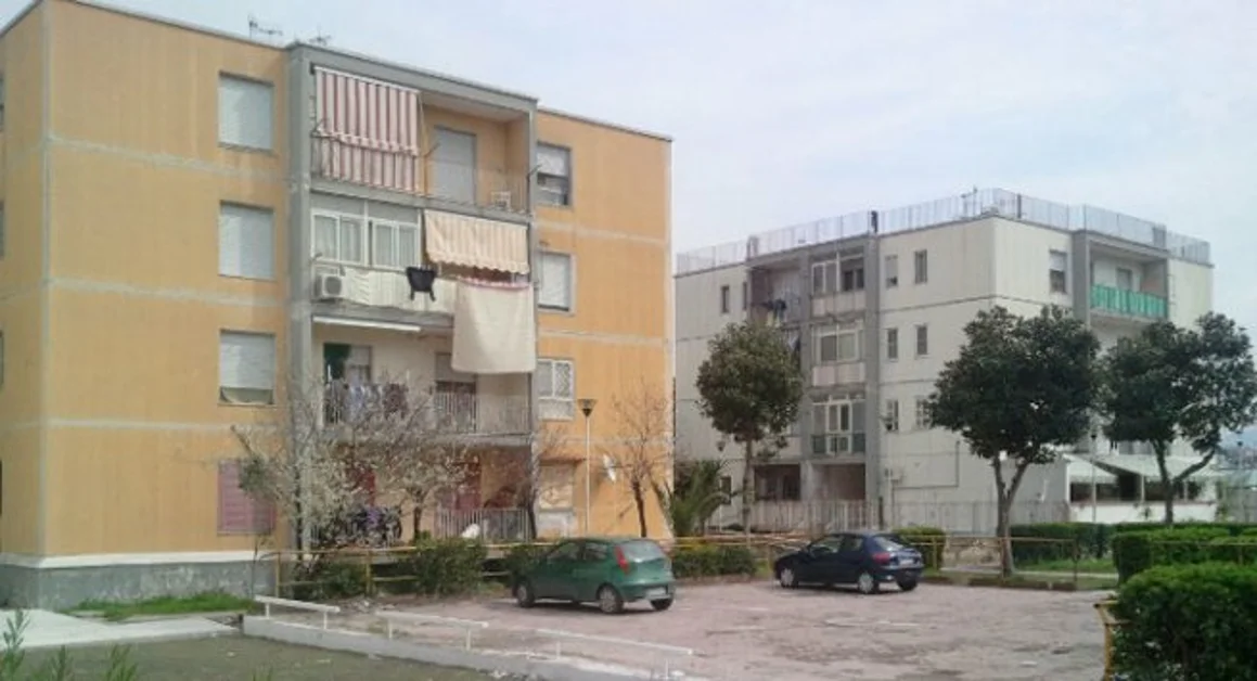 Torre Annunziata - Minaccia la moglie, arrivano i carabinieri e tenta di fuggire arrampicandosi su un balcone