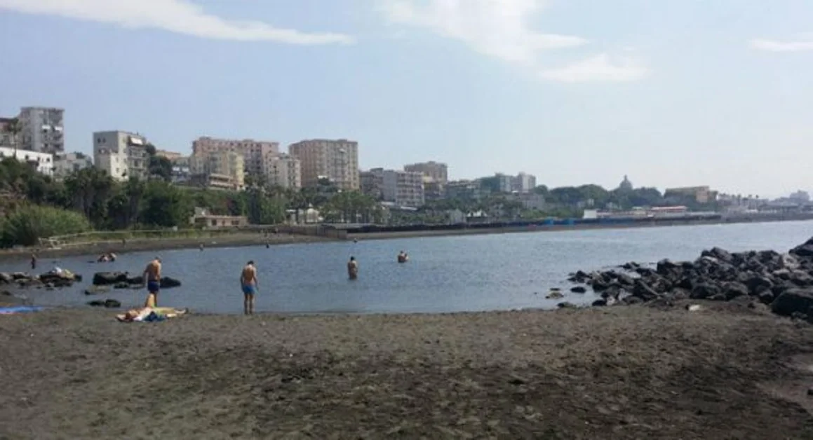 Torre Annunziata - Legambiente in campo per la pulizia della spiaggetta dell'Oncino