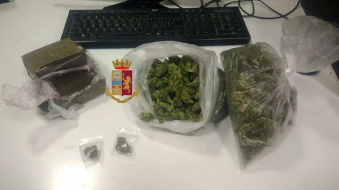 Portici - Polizia arresta due spacciatori: sequestrati hashish, marijuana e soldi