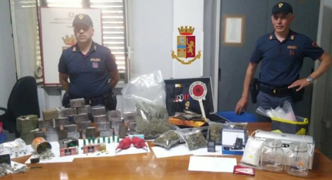 Nola (NA) - Ingenti quantità di droga, munizioni e bombe carta: arrestato 29enne