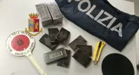 Napoli - Più di un chilo e mezzo di hashish in camera da letto, arrestato