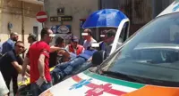 Torre Annunziata - Violento impatto tra auto e scooter, centauro sbalzato sul parabrezza della vettura