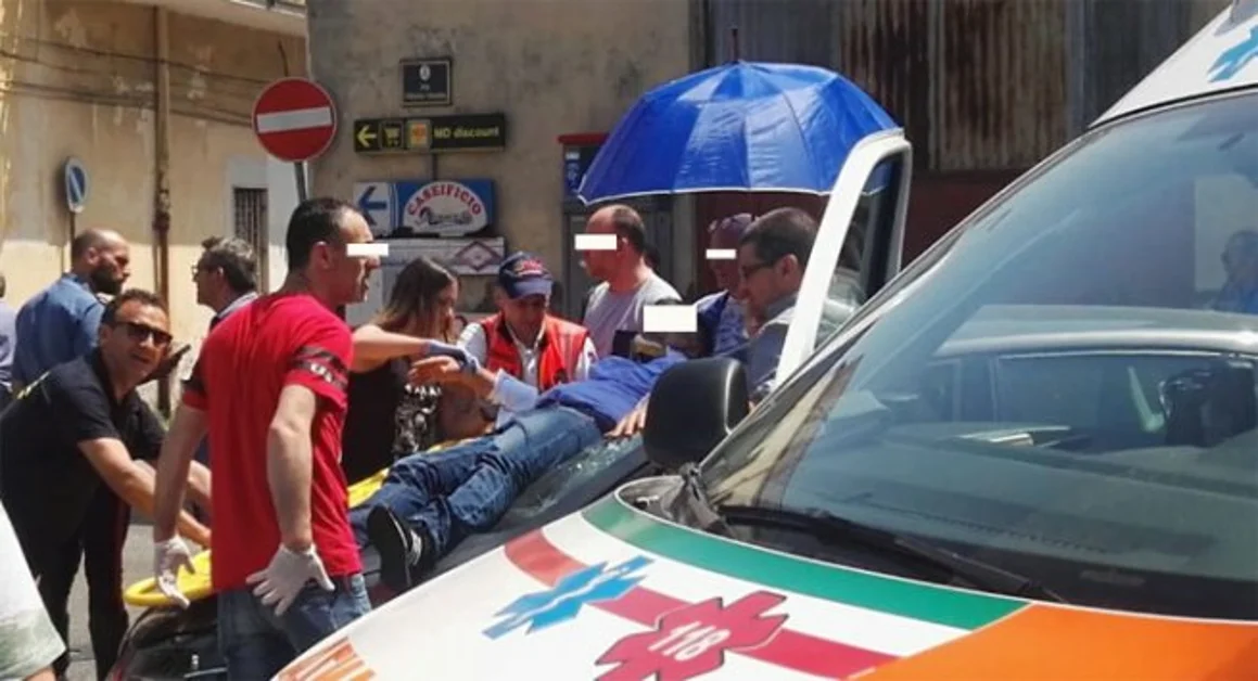 Torre Annunziata - Violento impatto tra auto e scooter, centauro sbalzato sul parabrezza della vettura